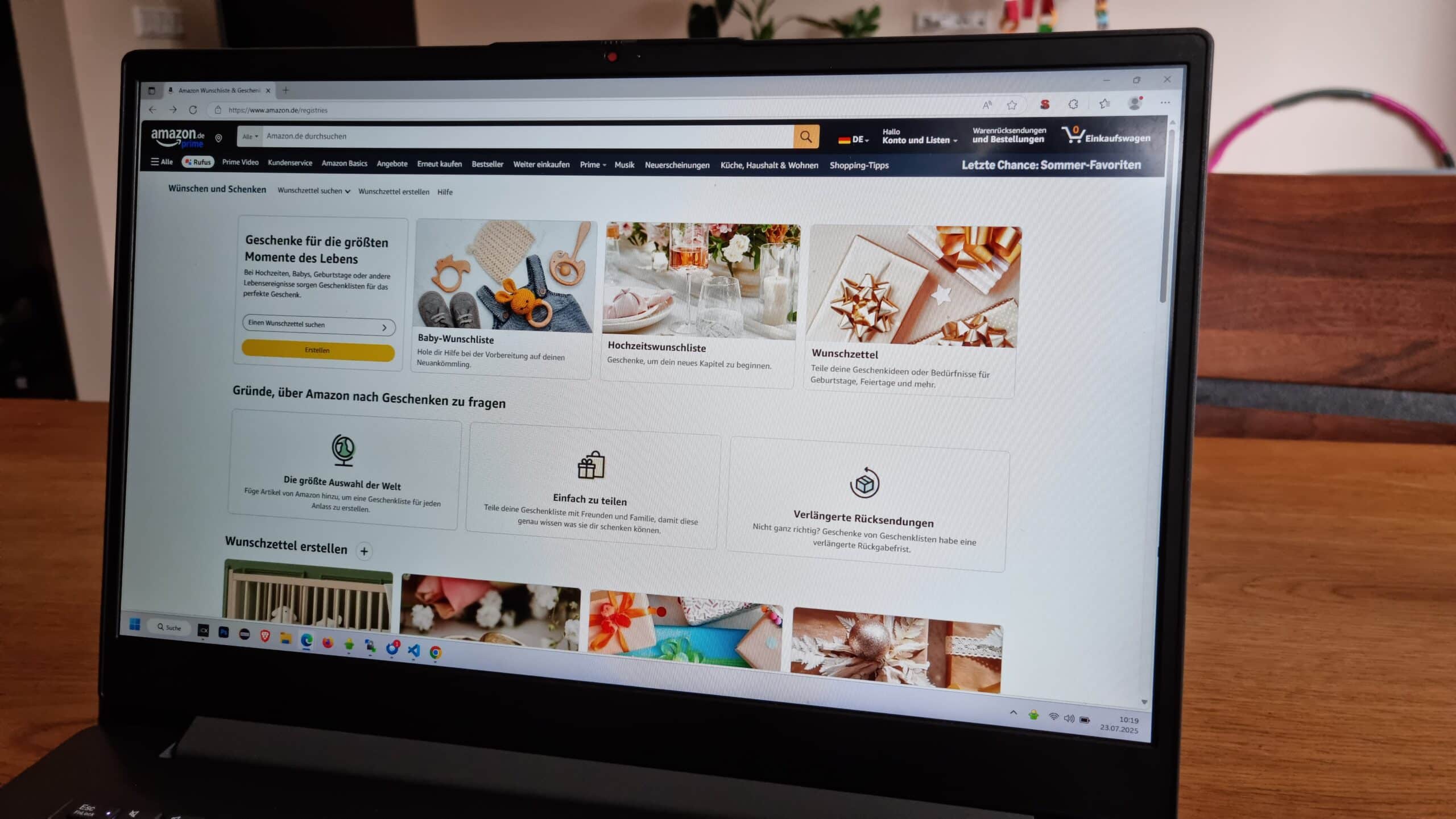 Photo of a screen on which the Amazon website is open, with which the wish list can be created