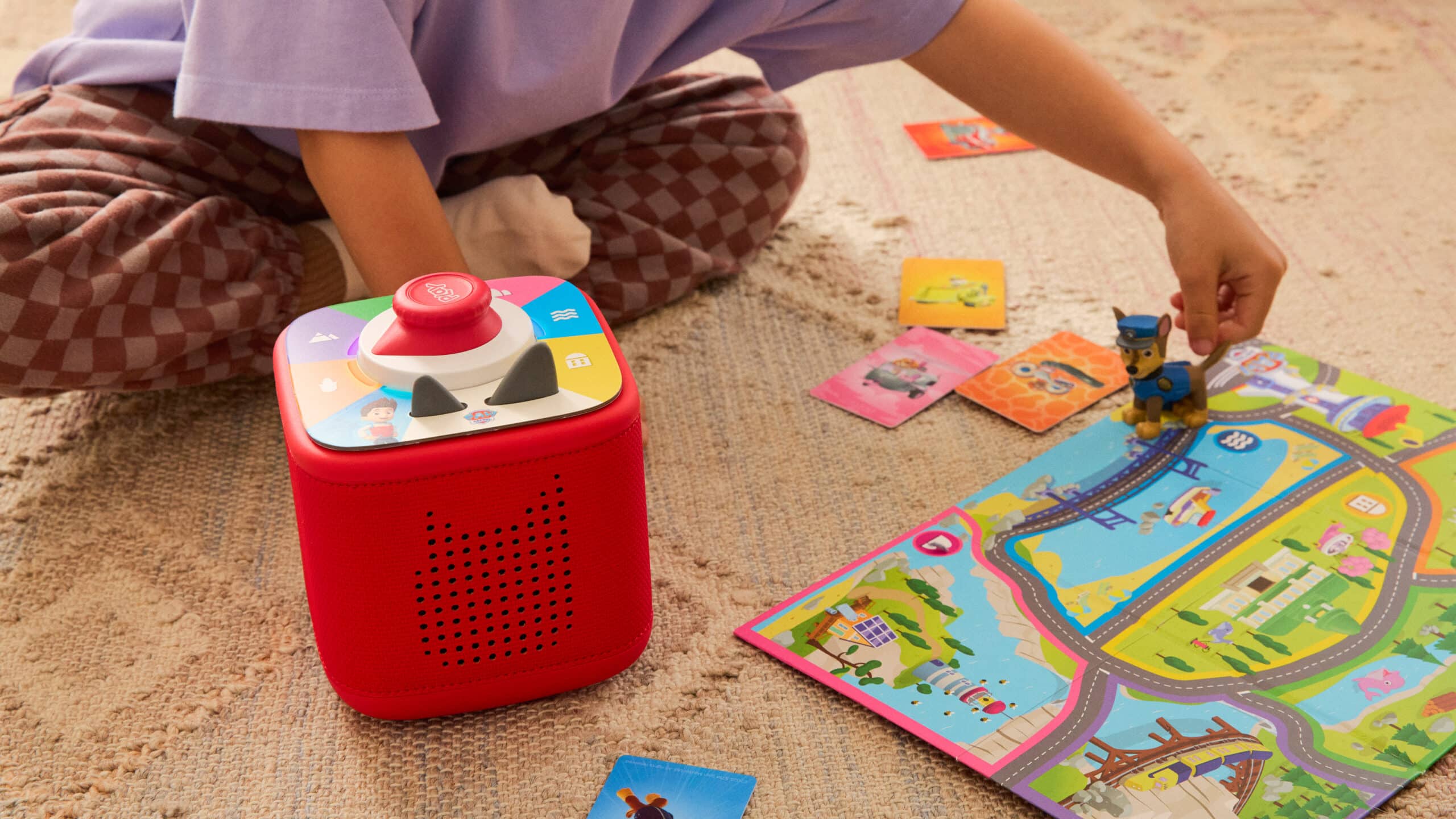 A child plays a game with the Toniebox 2